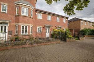 Cosy House with free parking!