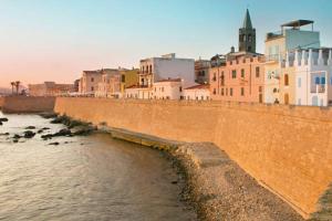HiddenGarden apartment with garden and jacuzzi in the center of the city of Alghero