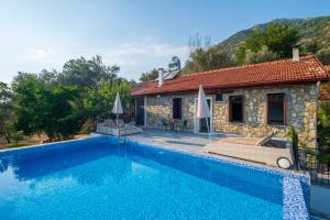 Villa Rose Garden with Private Pool And Jacuzzi