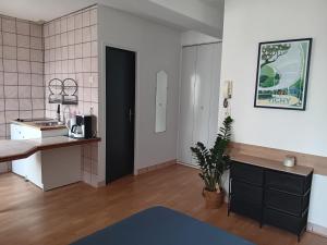 Appartements joli studio idealement situe : photos des chambres