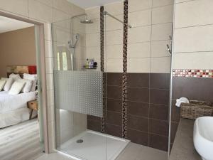 Maisons d'hotes L'Oree du Mont proche du mont saint Michel : Chambre Double avec Salle de Bains Privative