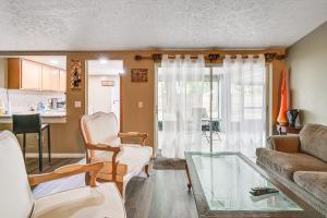 Home with Lanai 12 Mi to Busch Gardens Tampa Bay!