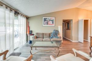 Home with Lanai 12 Mi to Busch Gardens Tampa Bay!