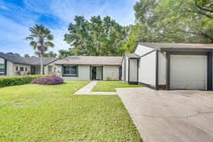 Home with Lanai 12 Mi to Busch Gardens Tampa Bay!