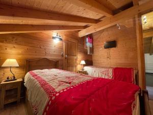 Chalets Chalet Savoyard avec Jardin, Poele a Bois et WIFI - FR-1-624-11 : photos des chambres