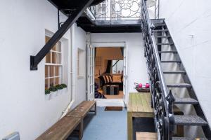 Host & Stay - Montpelier Colours