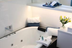 Driftwood - Luxury Spa Cottage for Two