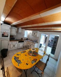 Maisons de vacances T2 PATIO avec jacuzzi et PISCINE 100m2 au pied du Luberon : photos des chambres