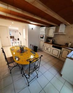 Maisons de vacances T2 PATIO avec jacuzzi et PISCINE 100m2 au pied du Luberon : photos des chambres