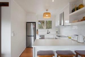 Stylish Zen Bungalow w Firepit + Walk to Beach