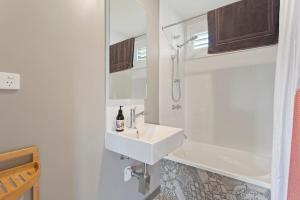 Stylish Zen Bungalow w Firepit + Walk to Beach