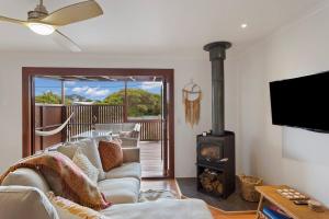 Stylish Zen Bungalow w Firepit + Walk to Beach