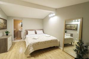 Cosy Central 2-BR Apartment-By Wehost