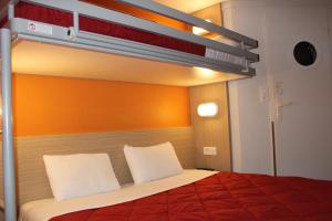 Hotels Premiere Classe St Quentin en Yvelines Elancourt : Chambre Triple (1 Lit Double et 1 Lit Simple)