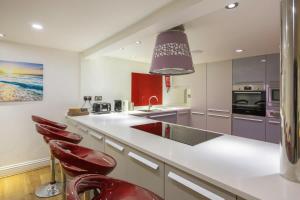 Host & Stay - Sillwood Seafront