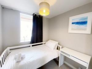 Deluxe Apartment near Cabot Circus w Parking sleeps 5