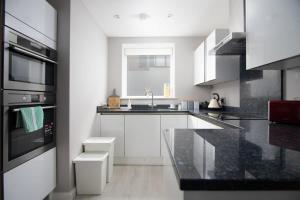 Deluxe Apartment near Cabot Circus w Parking sleeps 5