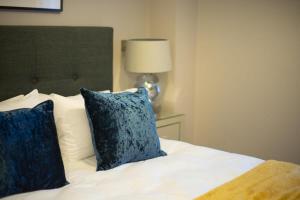 Deluxe Apartment near Cabot Circus w Parking sleeps 5