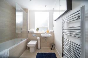 Deluxe Apartment near Cabot Circus w Parking sleeps 5