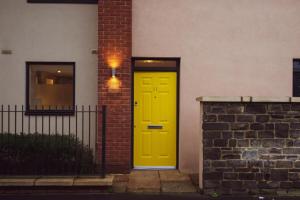 Deluxe Apartment near Cabot Circus w Parking sleeps 5