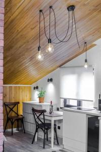 Top Location Cozy Wooden Ceiling Apt - by Wehost