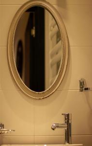 Top Location Cozy Wooden Ceiling Apt - by Wehost