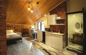 Top Location Cozy Wooden Ceiling Apt - by Wehost