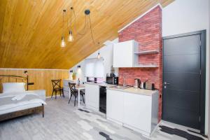 Top Location Cozy Wooden Ceiling Apt - by Wehost