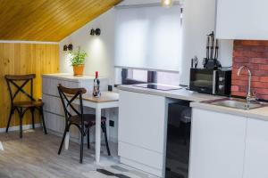 Top Location Cozy Wooden Ceiling Apt - by Wehost