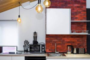 Top Location Cozy Wooden Ceiling Apt - by Wehost