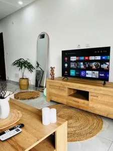 Apartment Pool- Balcony- Parking- Self CheckIn- WIFI -A3 - Cocody