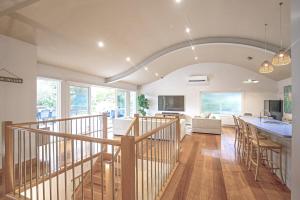 Spacious Coastal Retreat 5 Bdr