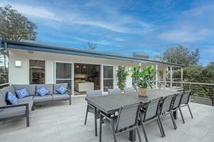 Spacious Coastal Retreat 5 Bdr