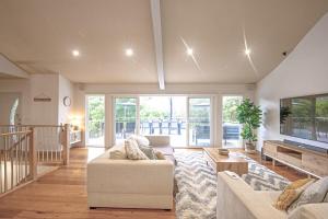 Spacious Coastal Retreat 5 Bdr