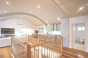 Spacious Coastal Retreat 5 Bdr