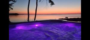 Mukava pieni 2-4h mökki min 2 vrk Saimaan rannalla, poreallas, puusauna, Wi-Fi, Smart TV, parivuode ja vuodesohva