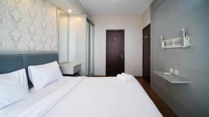 Modern and Cozy 1BR at Grand Sungkono Lagoon Apartment By Travelio