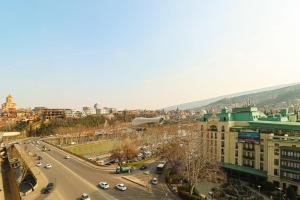 Vintage Mezzanine Apt in City Center - By Wehost