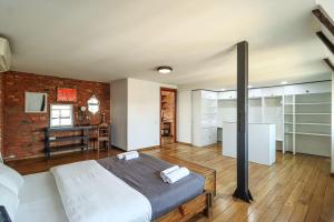 Vintage Mezzanine Apt in City Center - By Wehost