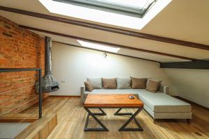 Vintage Mezzanine Apt in City Center - By Wehost