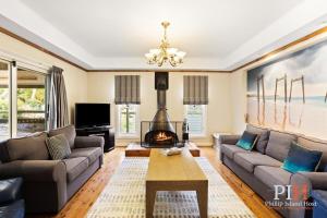 Sandy Bay Getaway w Spa 4 Bdr