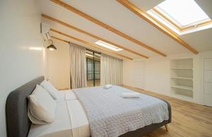 3BR Scenic Terrace Apt in Abanotubani - By Wehost