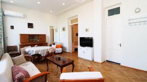 City Center Charm Family Apartment - By Wehost