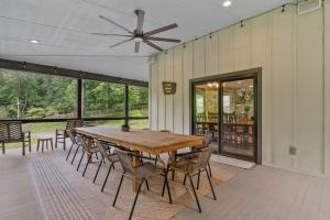 Near Asheville Hot Tub Fire Pit BBQ Sleeps 10