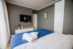 1Bedroom Apartment with balcony and sea view