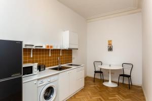 Modern Apartment Next to Stamba and Rooms