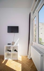 Modern Apartment Next to Stamba and Rooms