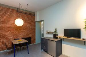 Historic Modern 1BR Apartment In The Centre