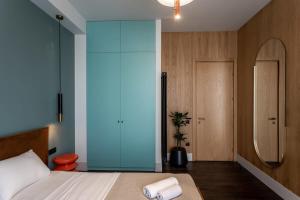 2BR apartment with a small balcony in Sololaki