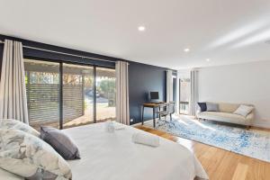 Luxury Getaway in a Statement Home Steps to Beach